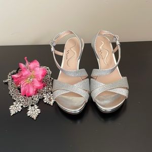 Nina Silver Glitter Kitten Heels Size 6 (Eur 36) 💖 EUC